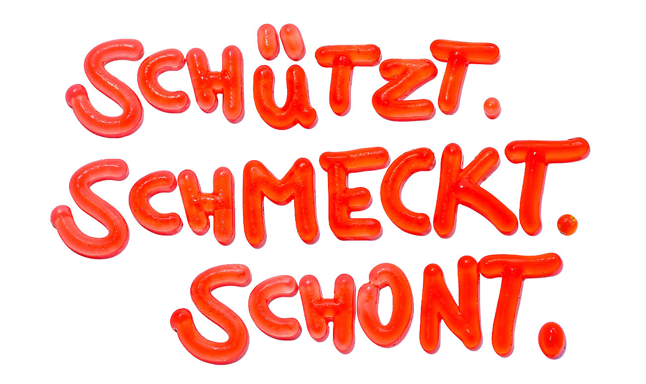Schriftzug "Schützt. Schmeckt. Schont.“ aus rotem Gel geschrieben